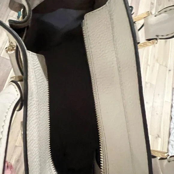 Michael Kors Cream Shoulder Bag - Picture 2 of 4